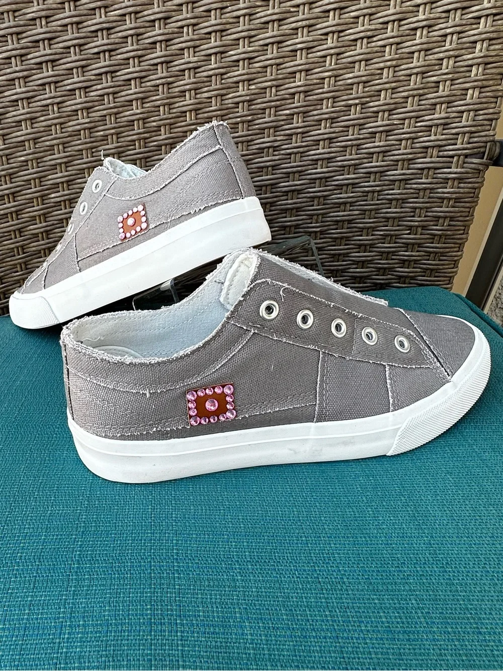 Women’s Casual Slip-On Canvas Flats in Gray with pink rhinestones size 6 1/2–7